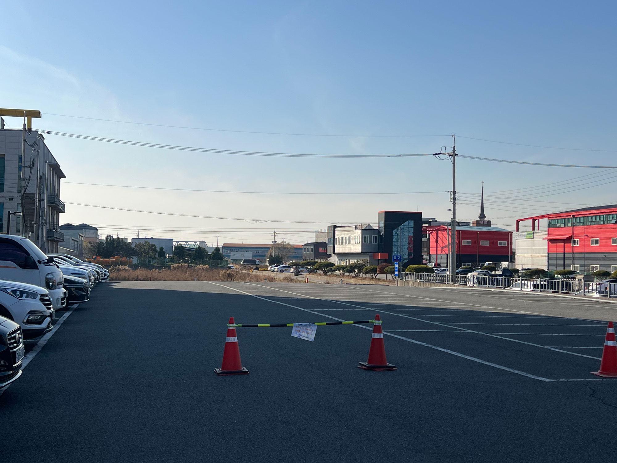 많은 차량을 수용할 수 있는 글로리아웨딩홀 주차장